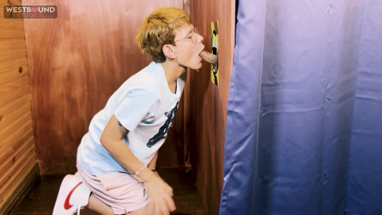 Latin Twinks: Марко Самуэль удовлетворяет свое желание орального секса в интенсивную ночь у глорихола.