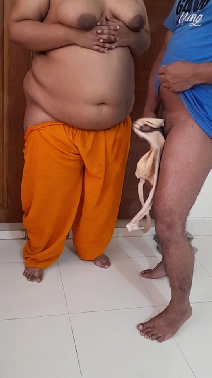 Aria Mia: Une belle-mère indienne montre ses seins à l’hôtel