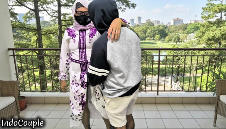 Indo Couple: Một người vợ mặc khăn trùm đầu nghịch ngợm thích ngoại...