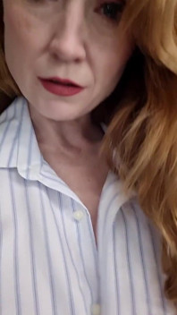 Cornea Cougar MILF Video Telefono Sfida Sessuale: Mentre Il Fidanzato È Nella Doccia