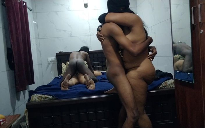 Tamil lesbian: Grup seks hot sambil ngobrol