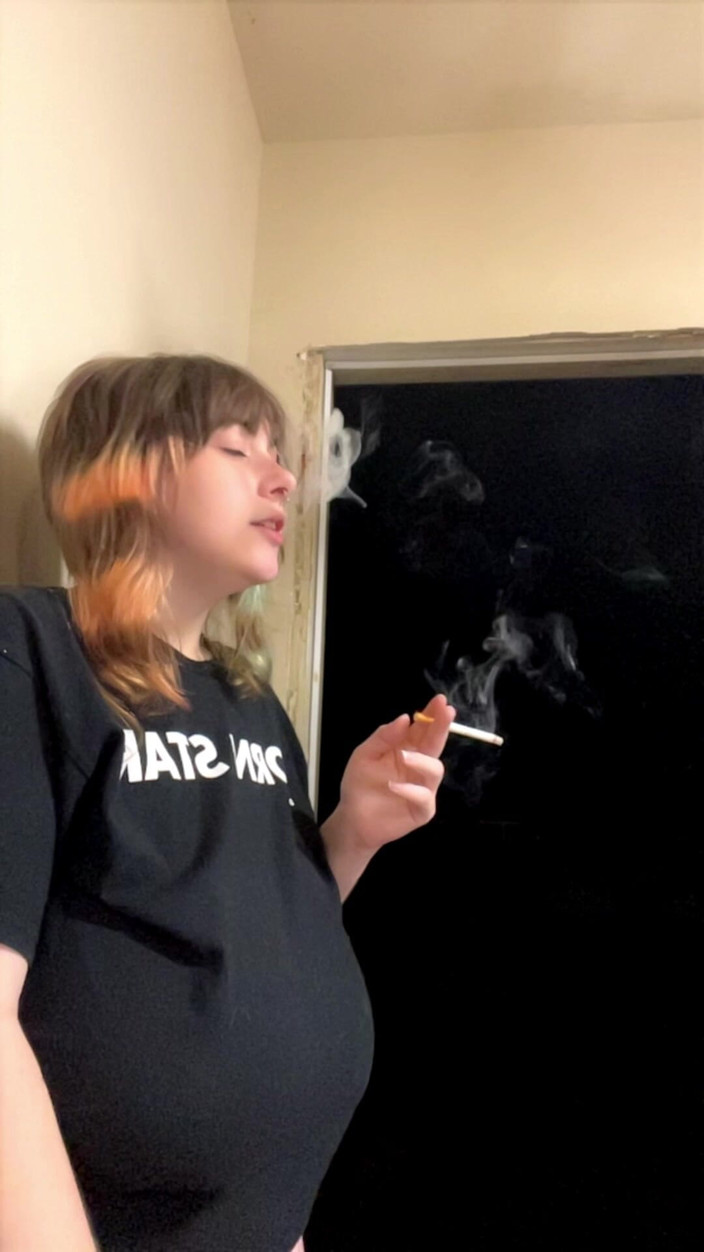 Mushroombitchx: Porrstjärna röker en cigarett