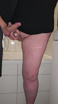 Il figliastro arrapato mi ha implorato di sborrare sulla mia figa pelosa nel bagno