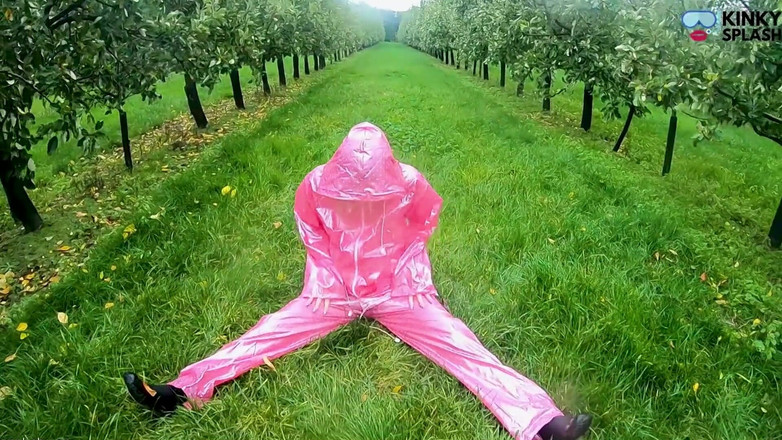 UKCuteGirl: ルーシーの透明レインウェア&amp;屋外公開マンコからかい