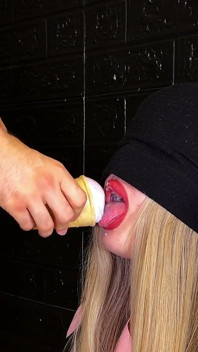 PERMAINAN ES KRIM - Menipu Kakak Tiri dalam Permainan Rasa. Dia Mendapatkan CUMSHOT Besar di Wajahnya