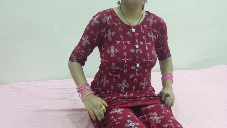 Saarabhabhi6: 最もかわいいティーン義理の妹が、大声でうめき声を上げてヒンディー語を話しながら初めてのアナルセックスをしました