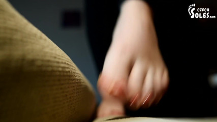Czech Soles - foot fetish content: Gigante amadora pisando nos pés