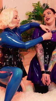 Des MILF sexy et pulpeuses se font baiser profondément la chatte dans la chambre - vagin rose et juteux