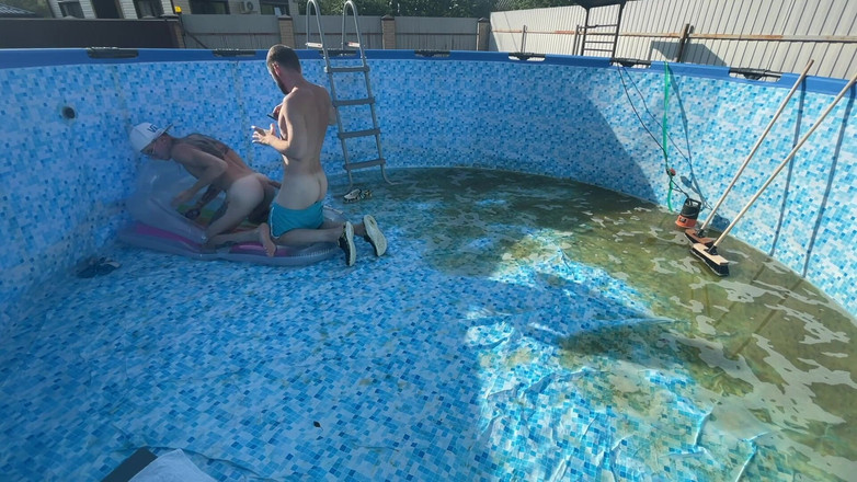 Falcon Al: # 395 baas neukt man aan de bodem van het zwembad...