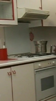 Geile blonde milf-ehefrau liebt es, ihre muschi beim abendessen in der küche in den töpfen von ihrem ehemann geritten zu bekommen
