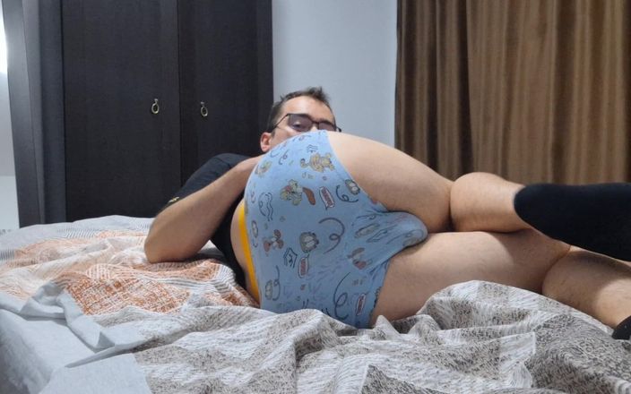The college boy: Fofa garoto masturbando seu pau grande e gemendo enquanto goza...
