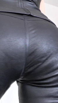 Seja minha cheiradora de bunda de couro e porra quando eu lhe der permissão, Lady Victoria Valente