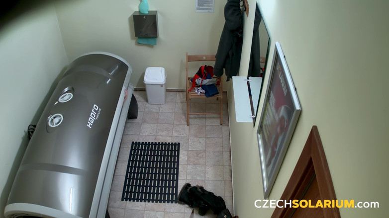 Czech Solarium: České solárium 140: Nadržená mladá žena si znovu hraje se svou kundičkou