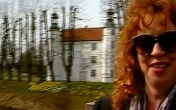 Porno kino: Une MILF allemande rousse s’enfile un gode