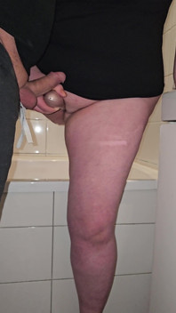 Geiler stiefsohn bat mich, auf mein haariges muschi-badezimmer zu kommen