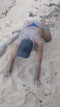 Ladysilva na plaży Zdejmuje bikini, aby pokazać swoją gorącą opalony tyłek