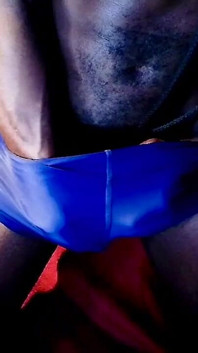 Il mio enorme rigonfiamento nei miei pantaloncini attillati di spandex blu con anello del