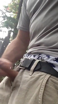 am Wasser, im Public Park, Sagging, American Eagle Boxers. Ausgedehnt