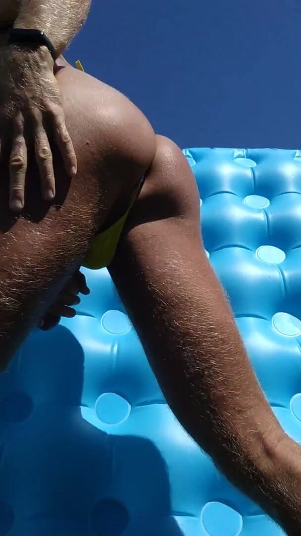 Latex Toys: pool ke paas chherna