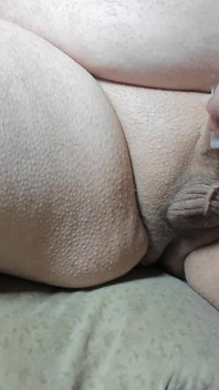 Il Patrigno Paffuto E Liscio Si Masturba E Spara Un Grosso Carico Di Sperma