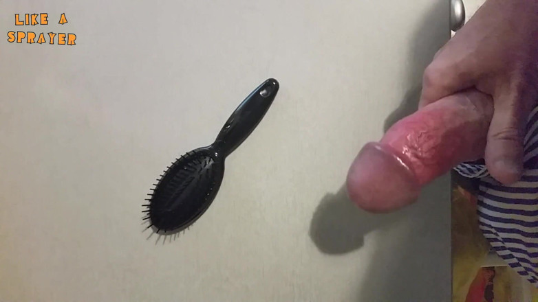 Like a sprayer: Handjob and cumshot on a haribrush