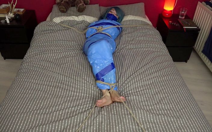 Restricting Ropes: Luna Grey - mumifikované na posteli