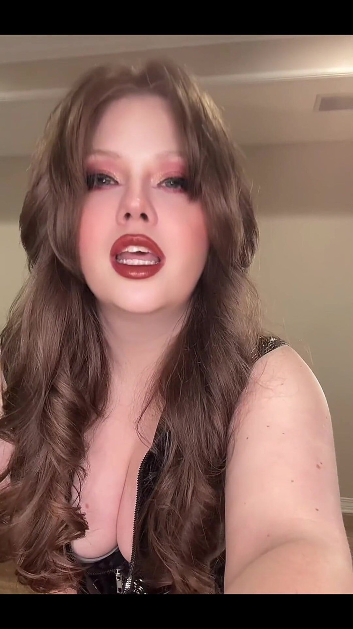 Dirtysecret: Dommy üvey anne itaatkarını aşağılıyor