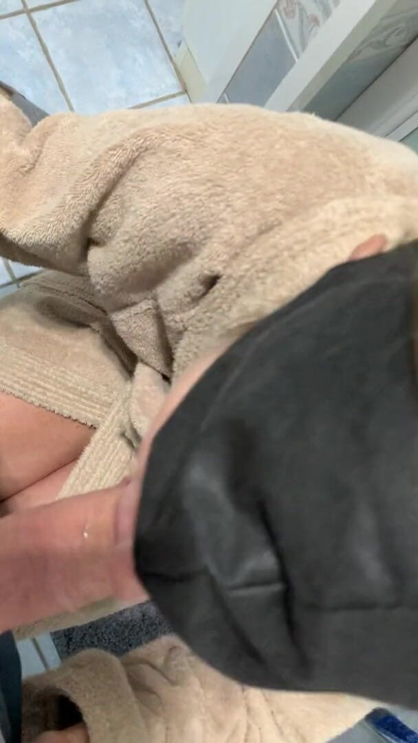Timidastella: Shower and blowjob