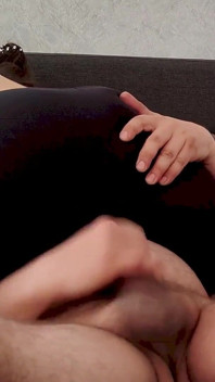 Anh ấy bắn tinh trên quần nylon đen của tôi quá nhanh trong khi liếm nách của tôi