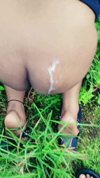 Seksi sevimli desi genç çıplak kız açık havada sikiliyor