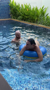 Ziua piscinei: soție țâțoasă care se distrează cu iubitul ei. Țâțe mari, Soare și pulă mare
