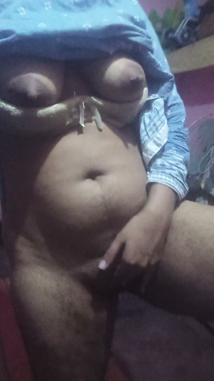 Naughty_Sana: 手淫在热辣的病毒性胸部