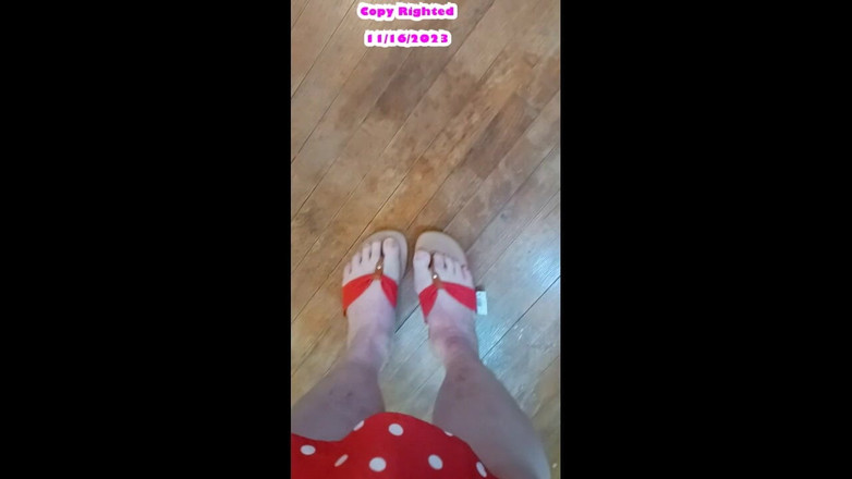 BBW nurse Vicki adventures with friends: Nv předvádí své sexy nohy v červených žabkách