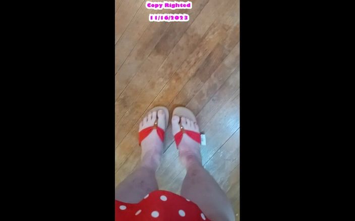 BBW nurse Vicki adventures with friends: Nv mostra seus pés sensuais em chinelos vermelhos