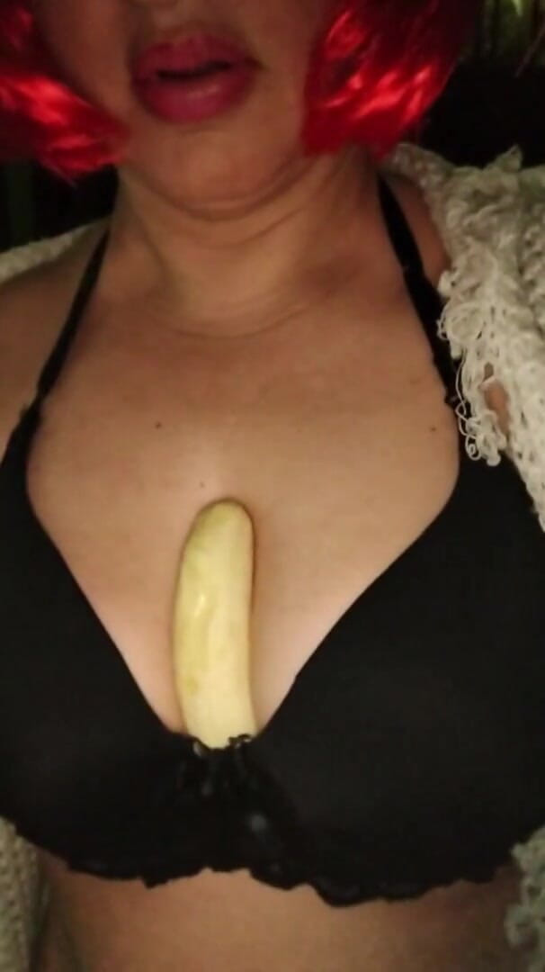 My sexy MILFS: Sepupu berdada saya dengan pisang