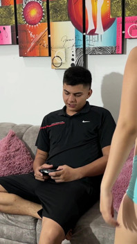 Saya melihat abang tiri saya yang seksi bermain permainan video dan dia kelihatan sangat lucu jadi saya memintanya untuk berseronok bersama