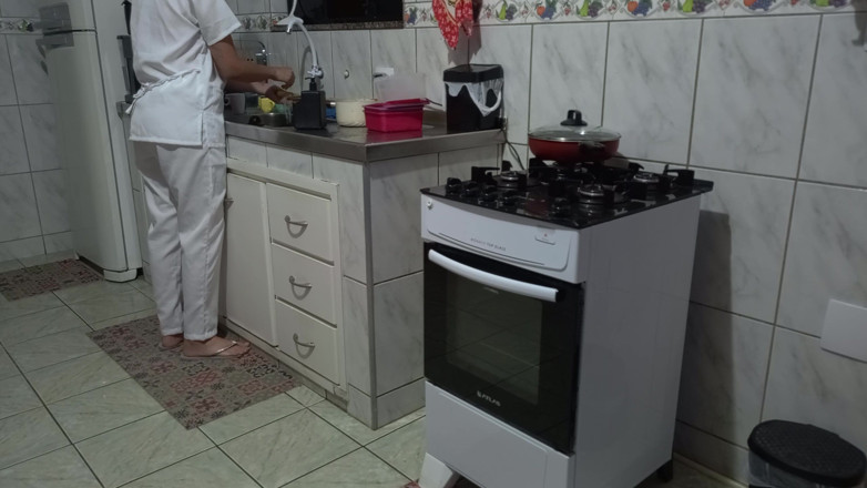 Gabi SweetCouplesStories: La criada tenía su culo usado mientras lavaba los platos.