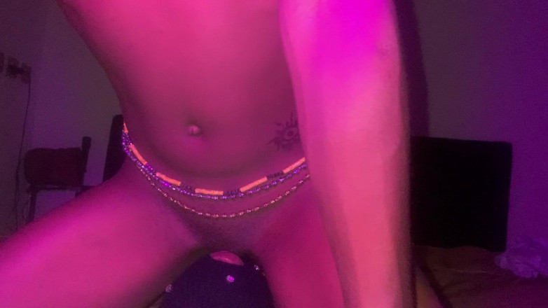 DivaHouz: ジューシーファットのアフリカンティーン・プッシー視点 彼女は私の顔の前に座り、イくまで乗る