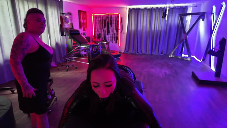 Domina Dark: Malá letní návštěva Domina Dark