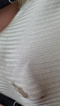 Precum em primeiro plano sob minha calcinha com listras de nylon, calcinha vintage