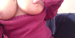 Natalie K: お尻の猫とおっぱいを点滅させ、おっぱいを出しておっぱいを愛撫し、パンティーを脇に引っ張ります