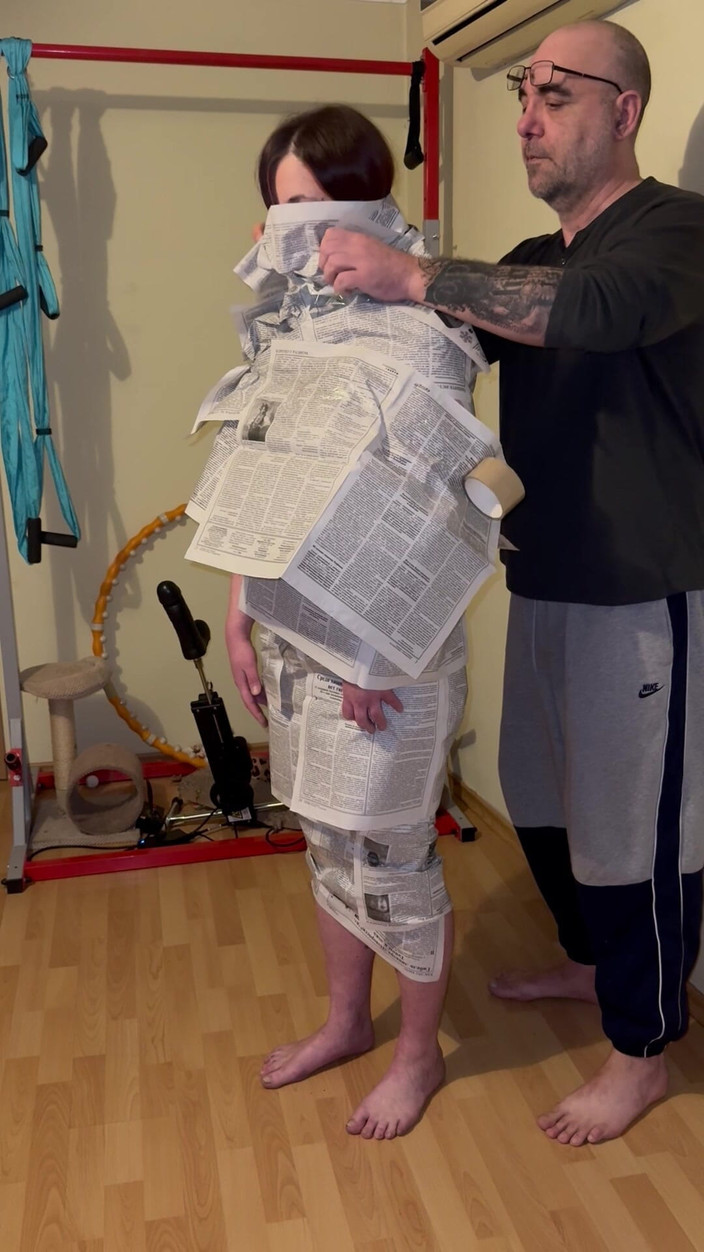 Elena917: Zeitungsfetisch - mich in eine Zeitung einwickeln
