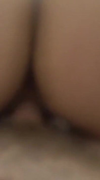 大屁股熟女骑乘我，而女朋友则在旁边观看