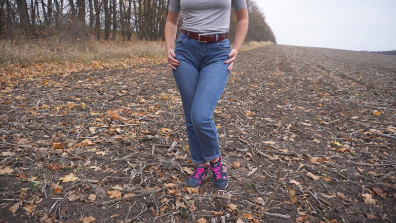 Teasecombo 4K: MILF Teasing Her Big Cameltoe in Blue Jeans Outdoors