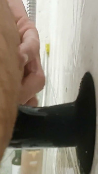 Dildo pieprzyć i cumming pod prysznicem