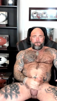 Trénuje každoročně fyzické!