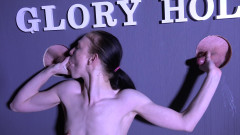 Amateur Hausfrauen: 문신을 하고 작은 젖탱이를 가진 독일 미시 창녀와 갱뱅 섹스