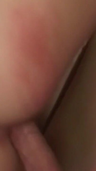 Jeho penis vypadá dvakrát větší v jejím hubeném těle