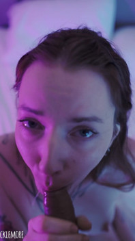 Marianna Mars сосет член во время фотосессии в видео от первого лица