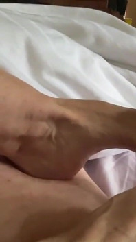 Babcia ciocia Ann daje mi footjob na spermę